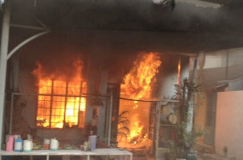 Nam thanh niên ngáo đá leo nóc nhà nhảy múa rồi châm lửa đốt