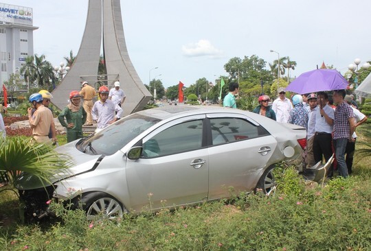 Xế hộp tông SH rồi bay lên vòng xuyến, 3 người bị thương