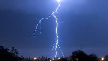 Sét đánh 4 người phụ nữ thương vong giữa đồng