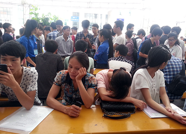 Xét tuyển Đại học 2015: Phụ huynh mệt mỏi, thí sinh hoang mang