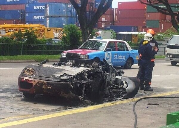 Siêu xe Lamborghini bốc cháy dữ dội giữa đường phố Singapore 