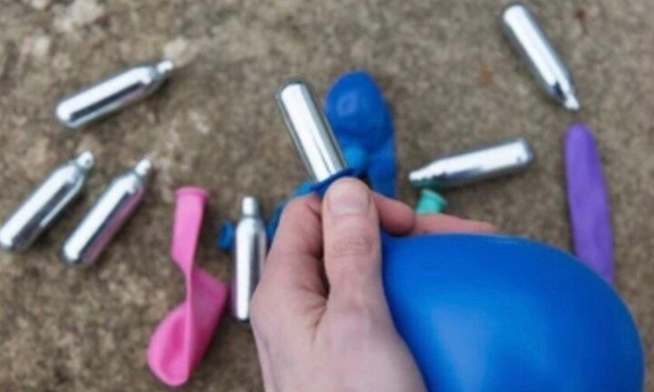 Nghiện khí cười, cô gái ngồi xe lăn ở tuổi 26