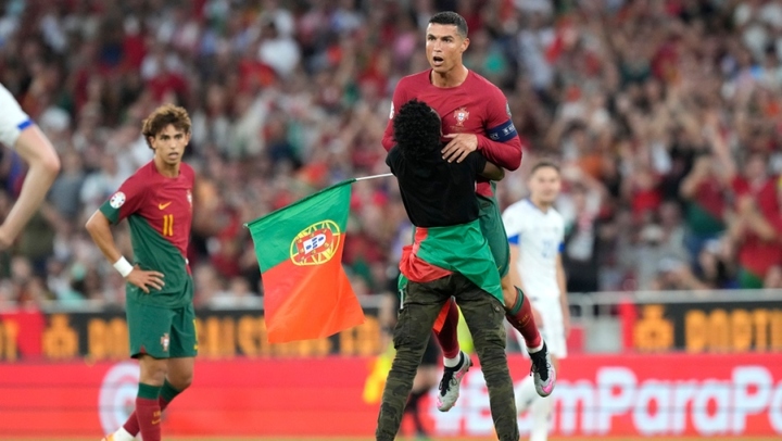 CĐV lao vào sân, ôm chầm lấy Ronaldo trong trận đấu của Bồ Đào Nha tại vòng loại Euro 2024