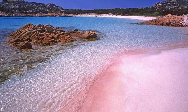 Du khách sẽ bị xử phạt nếu đặt chân lên bãi cát hồng nổi tiếng của Spiaggia Rosa