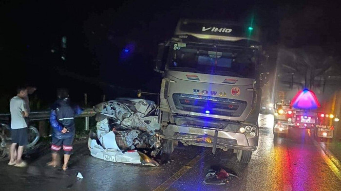 Tin tức tai nạn giao thông mới nhất ngày 2/7: Tai nạn trong đêm trên QL6, ô tô con bẹp dúm sau va chạm với xe đầu kéo