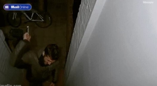 Cô gái bị gã đàn ông lạ mặt đuổi theo tấn công khi đang đi trên đường