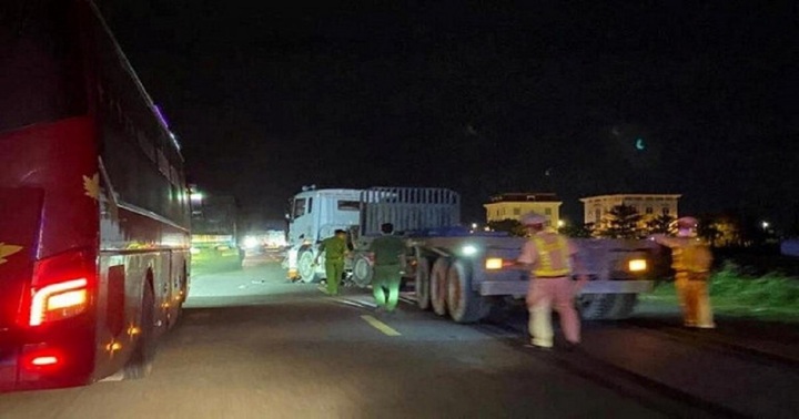 Tin tức tai nạn giao thông mới nhất ngày 6/7: Va chạm với xe đầu kéo, 2 thanh niên đi xe máy tử vong tại Khánh Hòa