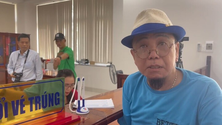 Xôn xao video danh hài Hồng Tơ “trúng 3 tờ vé số độc đắc, nhận 6 tỷ”