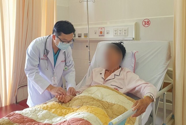 Gục ngã trên đường đi làm về, người đàn ông rơi vào hôn mê, ngưng tim