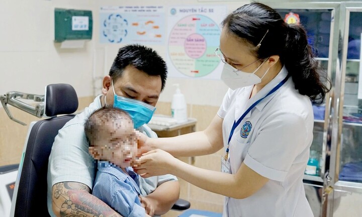 Ngã vào mảnh thủy tinh, bé trai 2 tuổi bị tổn thương vùng mặt 