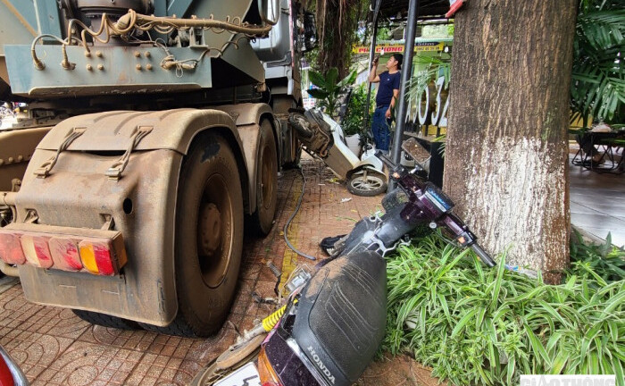 Tin tức tai nạn giao thông mới nhất ngày 21/7: Tránh người phụ nữ sang đường, xe đầu kéo lao vào quán lẩu nướng