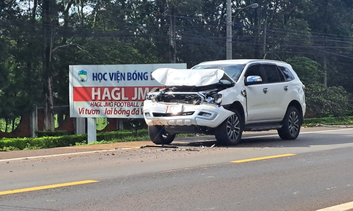 Tin tức tai nạn giao thông mới nhất ngày 22/7: Tông vào đuôi xe công nông, xe 7 chỗ bẹp dúm đầu
