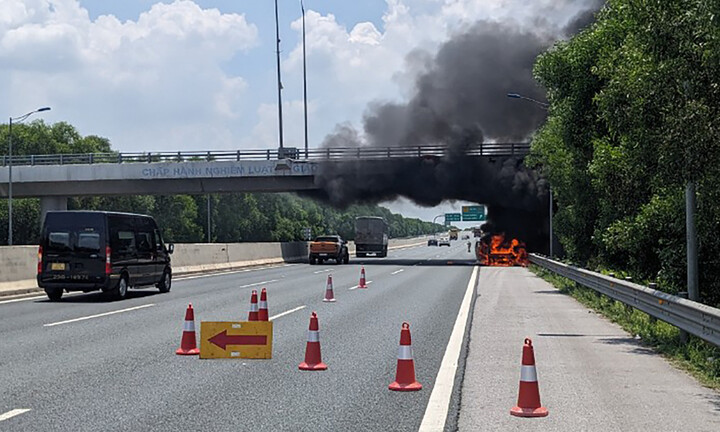 Ô tô bán tải bất ngờ bốc cháy trên cao tốc Hà Nội – Hải Phòng