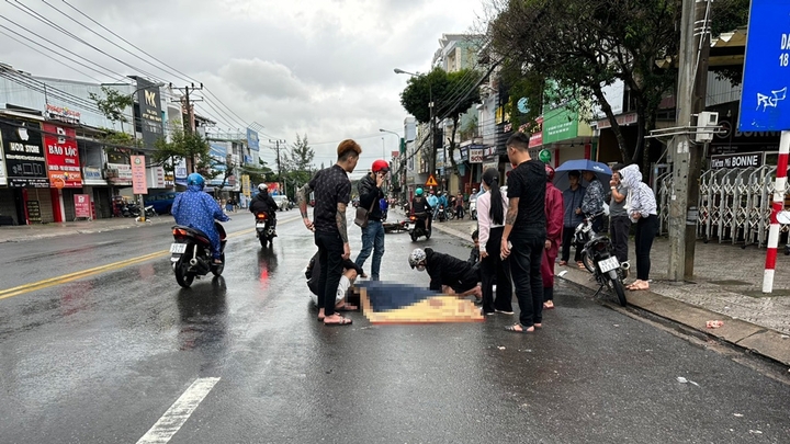 Tin tức tai nạn giao thông mới nhất ngày 26/7: Ngã ra đường, nam thanh niên bị xe tải cán tử vong