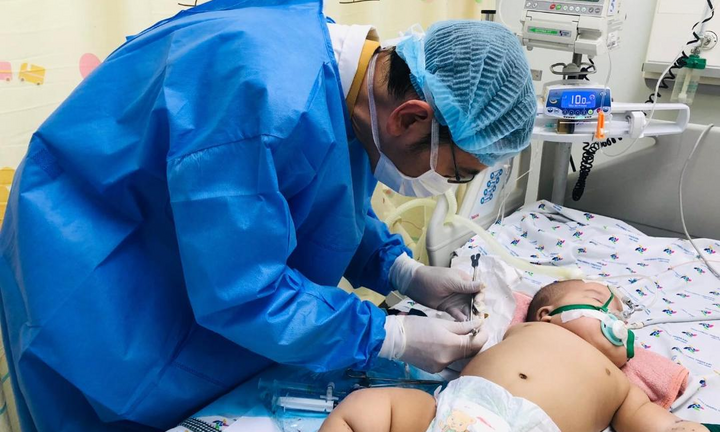 Cứu sống bệnh nhi 5 tháng tuổi dư cân bị sốc sốt xuất huyết nặng