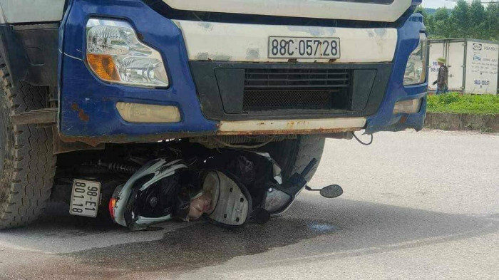 Tin tức tai nạn giao thông mới nhất ngày 8/8: Đi vào điểm mù xe tải, người phụ nữ bị cuốn vào gầm tử vong tại chỗ