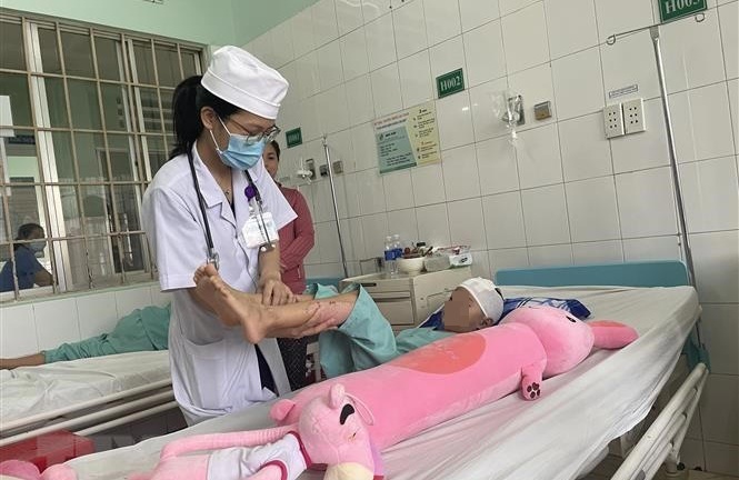 Cứu sống trẻ bị xuất huyết dưới màng cứng, não lệch về một bên