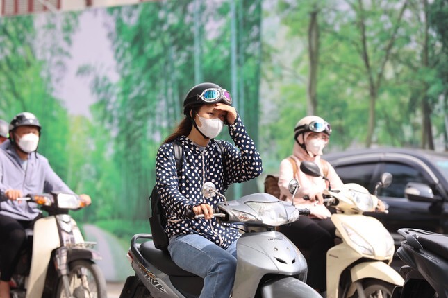 Nắng nóng gay gắt kéo dài ở các tỉnh miền Trung, miền Bắc có mưa rào và dông rải rác