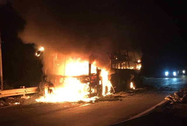 Xe khách 45 chỗ bất ngờ bốc cháy dữ dội trên đèo Khánh Lê