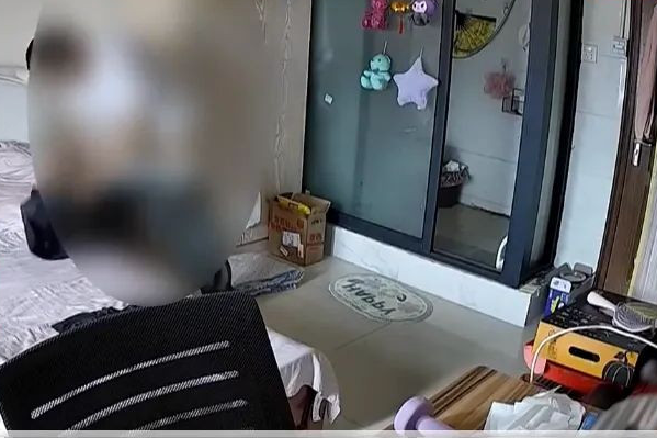 Lắp camera trong phòng ngủ, cô gái hãi hùng khi thấy hành động của chủ nhà