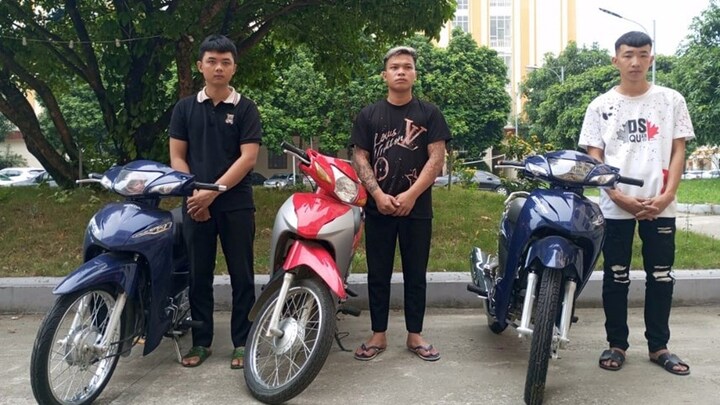 Khởi tố 3 thanh niên đi xe máy bốc đầu rồi livestream lên mạng xã hội