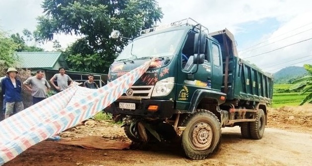 Xe máy chở 4 va chạm xe tải, 2 người tử vong
