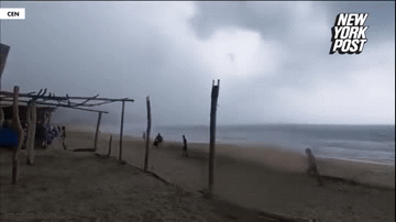 Khoảnh khắc du khách bất ngờ bị sét đánh tử vong trên bãi biển