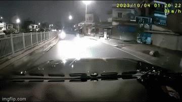 Video: Đang đi đường, người phụ nữ đèo trẻ nhỏ đâm thẳng vào đầu ô tô