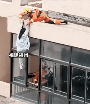 Chàng nhân viên cứu hộ nhỡ 