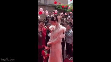 Cả làng bất ngờ kéo đến dự đám cưới dù không được mời, cô dâu xuất hiện mới biết lý do