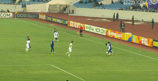 Dính thẻ đỏ do phạm lỗi thô bạo với Xuân Mạnh, cầu thủ người Trung Quốc bị tẩy chay, đuổi khỏi đội tuyển