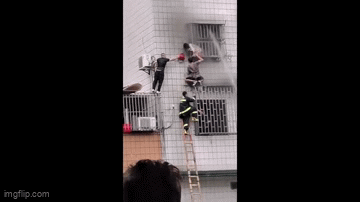 Thót tim khoảnh khắc giải cứu hai mẹ con trong căn chung cư bốc cháy ngùn ngụt