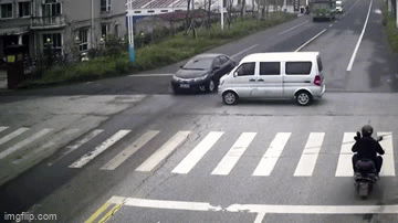 Clip: Không thắt dây an toàn, tài xế bay ra khỏi xe sau va chạm