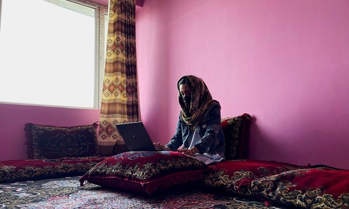 Phụ nữ Afghanistan chật vật học trực tuyến