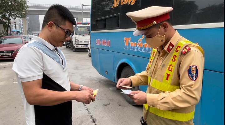 Hà Nội: Bắt giữ tài xế dương tính với ma túy nhưng vẫn chở khách