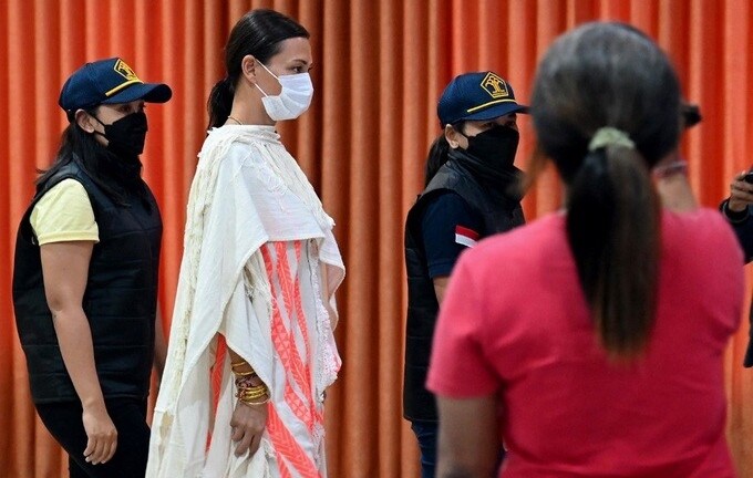 Indonesia: Du khách Nga bị trục xuất vì chụp ảnh khỏa thân trên cây thiêng