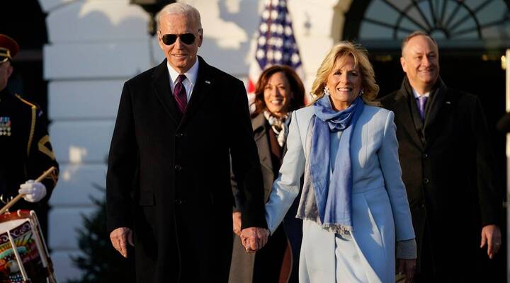Tổng thống Mỹ Biden cùng vợ tiết lộ thu nhập năm 2022