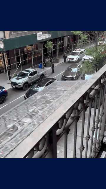 Clip: Ô tô “điên” lao xuyên qua quán ăn để trốn cảnh sát