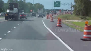 Clip: Xe tải bất ngờ phát nổ rồi bốc cháy kinh hoàng ở Mỹ