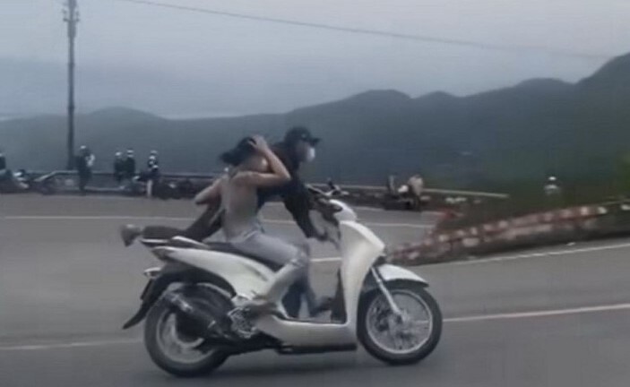 Đà Nẵng: Xét xử cặp vợ chồng chạy xe máy 'làm xiếc' trên đèo Hải Vân 