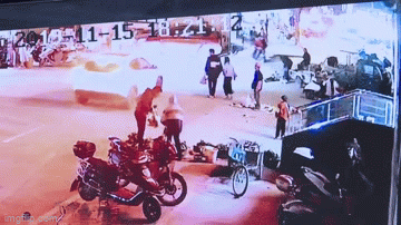 Clip: Thót tim khoảnh khắc cậu bé 5 tuổi thoát chết sau khi bị ô tô cán qua