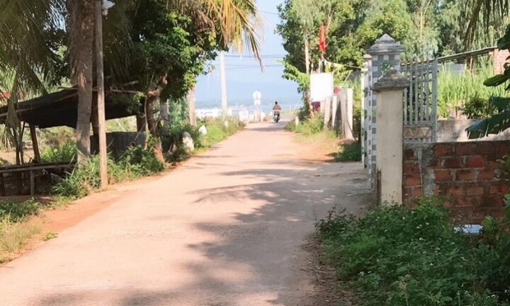 Con gái 4 tuổi vặn ga khiến xe máy lao vào tường, 3 người trong gia đình tử vong