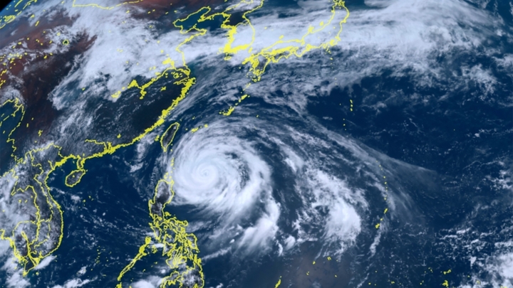 Philippines sơ tán hàng nghìn người, chuẩn bị đối phó với bão lớn kỷ lục Mawar