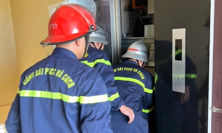 Nghệ An: Giải cứu thành công bé trai mắc kẹt trong thang máy do mất điện