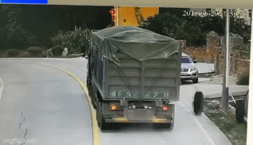 Clip: Xe tải đánh rơi lốp khiến ô tô con bẹp dúm