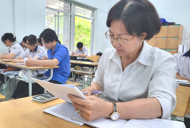 Bà nội 64 tuổi nỗ lực học tập, cùng cháu gái thi tốt nghiệp THPT