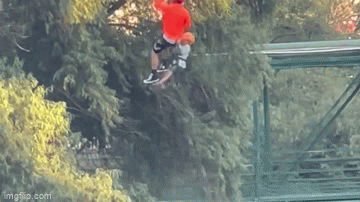 Clip: Đứt dây an toàn khi trượt zipline, cậu bé 6 tuổi rơi xuống từ độ cao 12m