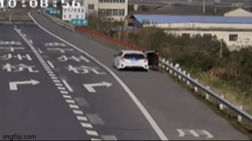 Clip: Dừng xe trên đường cao tốc, người phụ nữ bất ngờ bị lốp xe văng trúng