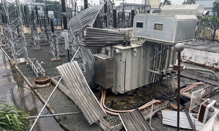 100 doanh nghiệp mất điện vì gió cuốn mái tôn văng vào trạm biến áp