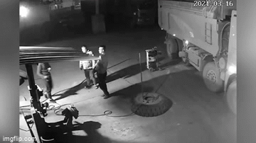 Clip: Lốp xe bất ngờ phát nổ quật ngã một người đàn ông ở Trung Quốc